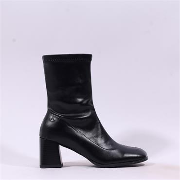 Una Healy Feathered Block Heel Ankleboot - Vinyl